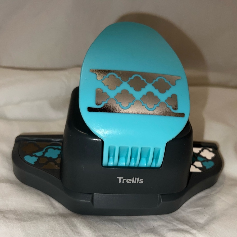 We R Memory Keepers Trellis Border Edge Adjustable Paper Punch